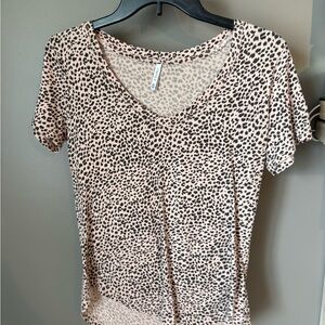 Z-Supply Women's Short Sleeve V-Neck Leopard Print Top - Blush Cream Black
